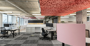 办公室设计装修：由两米的地板网格和切入地毯的定向流动支撑