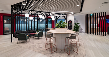 办公室空间设计：整体感觉明亮通风 同时仍提供现代感