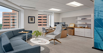 办公室装修——透明的玻璃墙提供了进出中央会议室的视觉连接