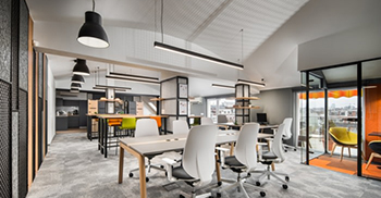 公司办公室装修：结合了木材和金属的力量 整体氛围适合城市空间