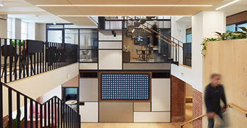 办公楼装修设计：悬空楼梯的引入创造了一条开放的中央循环路线