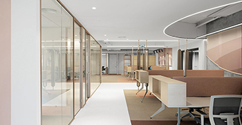 办公室设计装修：在极简形式下依旧塑造了一个质感丰富、且高品质的空间氛围