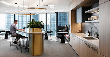 公司办公室装修：空间规划通过巧妙使用饰面、照明和弧形隔断 创建一个平滑舒适的动线旅程