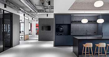 办公室装修设计：概念包括素淡冷静的配色 呈现出一种精炼、稳固和工业风的质感