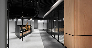 办公室装修设计：灵动有致的空间布局打破了长长的走道格局