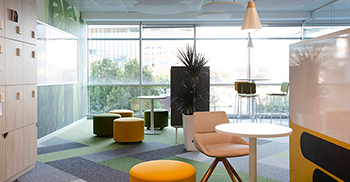 办公室设计装修——活力而清新的设计最终成就了本案开放协作、灵动多元的动态工作空间