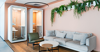 办公室设计——舒适温馨的家具搭配温暖深邃的色彩营造出家的感觉