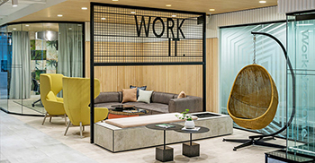 办公室装修——强化自然美学气息 选用模仿自然肌理图形的地毯来辅助理念的表达