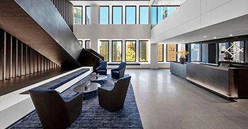 办公楼设计：裸露的钢梁和人字形地板塑造出精致而惬意的空间氛围