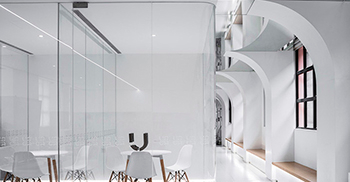 办公室空间设计：整个空间以白色为主基调 空间造型以曲线延伸