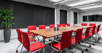 办公室装修设计：黑白灰空间中红色点缀瞬间令人精神振奋