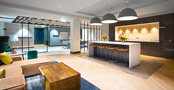 以做旧的复古味地毯 营造出复古又摩登的空间气质