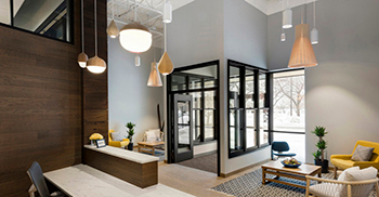 办公室装修设计：通过配色、照明和家具以及大量温暖情怀的元素去打造空间