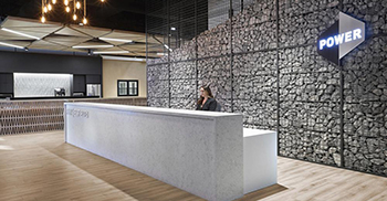 办公室空间设计：彩色涂鸦带来了视觉张力