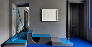 办公室装修方案——热烈、纯粹又极具视觉侵蚀力的克莱因蓝流淌在整个空间