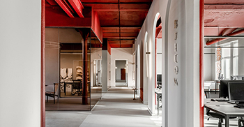 办公室设计：以鲜亮的猩红色满喷的拱形天花设计营造独具特色的视觉效果