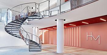 办公室空间设计——垂帘的弧形动态结构形式将视觉有意地引向大厅的中心