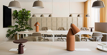 办公室装修设计：入口和办公室中深邃的暗夜蓝色带来独特的视觉体验