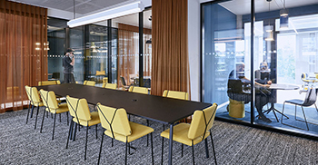 办公楼装修案例：沿窗设立高吧桌以及模块化设计的景观座位