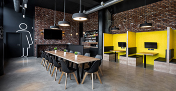 办公室空间设计——丰富多彩的家具配置与体育场的工业风构造形成鲜明的对比