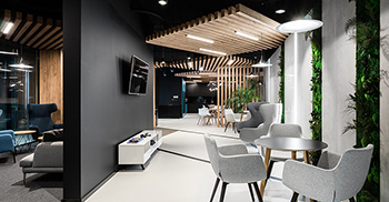 办公室装修——黑色吊顶在灯光、色彩和材质的映衬下营造出宁静优雅的氛围