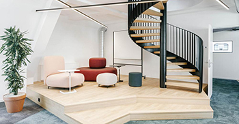 办公室设计案例：空间随着人们的移动不断变化着景观视线和功能场景