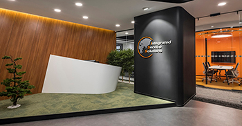 办公室设计：室内的主体空间采用公司的企业色来表达 以跳跃的橙色点亮空间