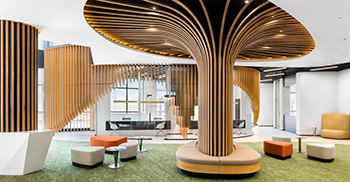 办公室装修：百叶状木板条结合暖色照明 营造出温馨的氛围