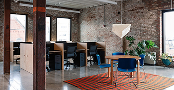 办公室室内设计：以鲜明的现代语言与建筑的原始工业特征形成对比