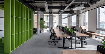 办公楼装修：通过对自然光的引入和优雅的单色应用 创建一个宁静且高效的工作场景