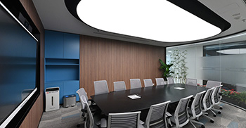 办公室设计：以安全气囊元素为主创意的，带灯光变化的半弧造型墙，时尚大气