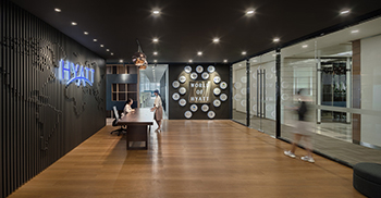 办公室设计装修：通透的落地窗让窗外的风景与自然光尽收眼底，更加增强室内空间的穿透性与层次感