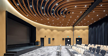 办公室设计装修：设计融合了协同办公所需的休闲区和工作站，让员工可以随时随地进行协作与对话，共同推动公司的蓬勃发展