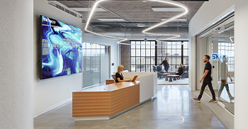 办公室空间装修：设计以灯光来启发和引导客户和访客的空间体验，借此传达建筑细节和品牌文化。入口区强化了品牌的主色彩，营造出强烈的视觉冲击，同时又融合于白色的环境背景中
