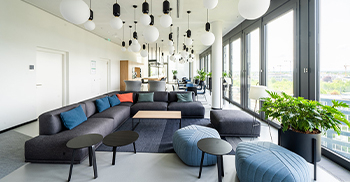 空间设计案例：一家位于德国慕尼黑的国际生物技术集团的总部办公室，CSMM – architecture matters设计团队以温暖的材质和趣味的光影为其营造出一个热情洋溢的时尚办公氛围