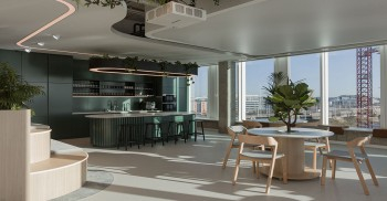 室内装修设计：轻盈明亮的配色形成对比，营造出童话仙境般的唯美意境