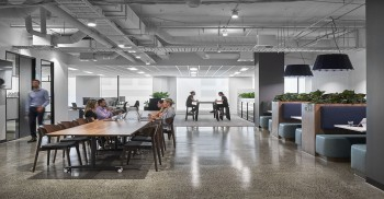 办公室装修方案：非固定形式的家具来创建灵活性，意味着不断变化的项目团队可以通过简单的重新安排来满足工作需求，轻松调整工作空间