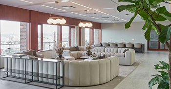 办公室装修：红色和绿色缟玛瑙的细节赋予了室内特色和强烈的身份