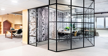 办公室装修：创建了遍布整个空间的呼叫亭、会议室和豆荚