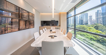 公司办公室装修：将干净精致的环境设计与城市的壮丽景色相结合