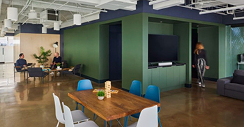 办公室装修案例：落地玻璃墙和门将日光引入室内 提供明亮的环境和民主的视野