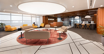 办公室空间设计：大胆而多彩的壁画表达了“团结 - 合作”