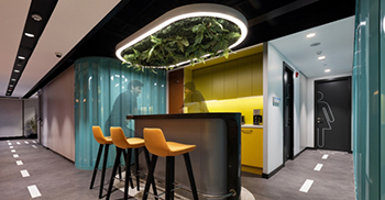 办公室装修设计：大型玻璃分隔中使用的彩色玻璃使空间获得了活力