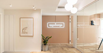 办公室装修案例：中性色调和充足的自然光营造出健康和积极的环境