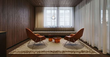 办公室设计：现代木制家具和永恒的设计经典 空间体现了北欧的氛围和尊严