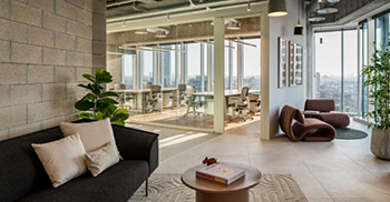 办公空间设计：蓝色配色方案增添了一抹色彩同时仍然保持微妙