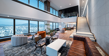 办公室设计装修：高度抛光的木质元素为开放式休息室带来精致奢华的感觉