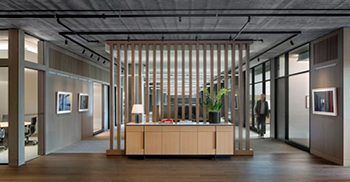 办公室室内设计：工作区远端的支撑空间和管理记录被木屏风墙隐藏