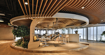 办公室装修设计：灵感来自天花板和共享空间相连的沙丘上蜿蜒起伏的沙漠风