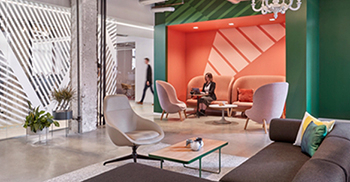 办公室装修案例：室内地砖和大窗户为工作场所提供了经典的耐力和生命力